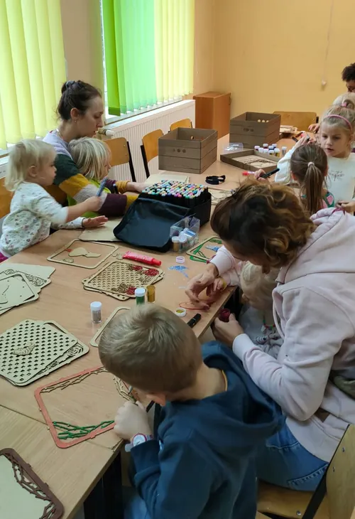Dzieci i mama pracują nad drewnianymi projektami