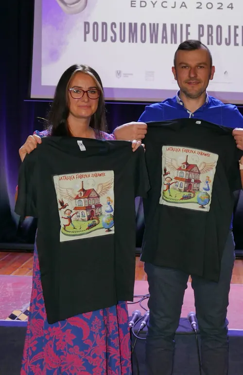 Marta i Paweł na scenie podczas podsumowania projektu Inicjatywy Lokalne 2024