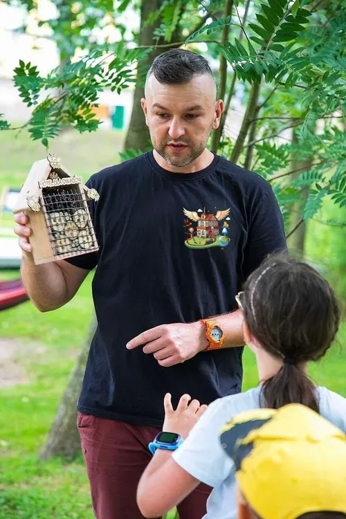 Paweł z Latającej Fabryki Zabawek pokazuje dzieciom gotowy hotel dla owadów
